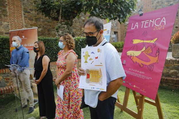 Presentación de los actos por la Fiesta de la Tenca ayer en el Palacio de Carvajal de Cáceres. / ARMANDO MÉNDEZ