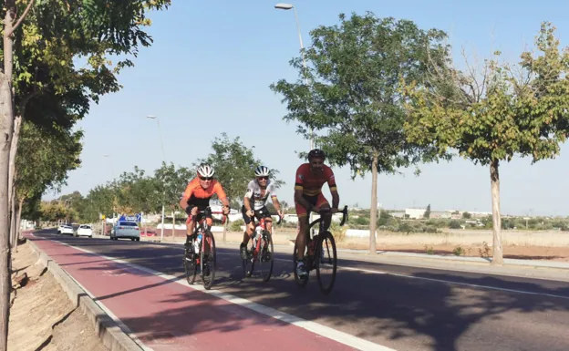 Tres ciclistas en la tarde de ayer en el punto de meta de Villanueva de la Serena. /EStrella domeque