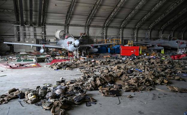 Avión y enseres militares abandonados en el aeropuerto de Kabul./AFP