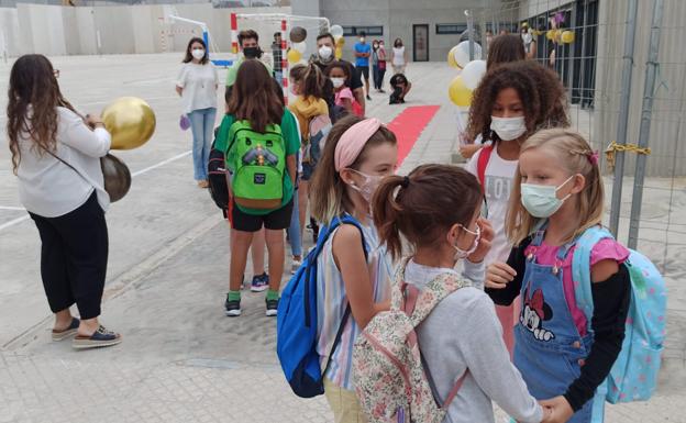 Los niños de Cerro Gordo inauguran el colegio más grande de Extremadura