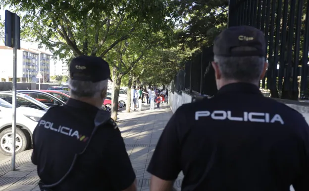 La Policía del Estado custodió, como medida preventiva, la entrada al aula de la escuela Alba Plata. 