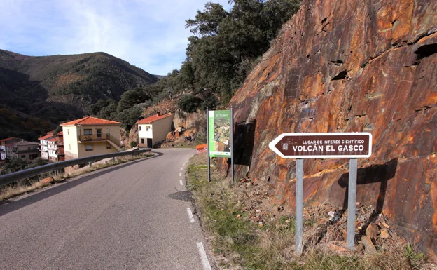 Al volcán que no es tal se llega tras caminar por el</p><p> monte durante unos 75 minutos. /HOY