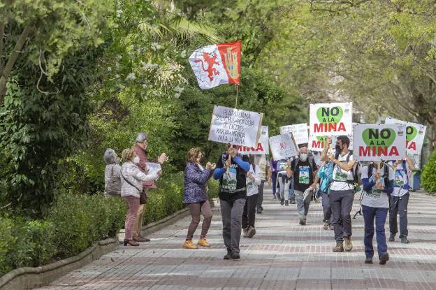 Marcha contra la mina de litio de Valdeflores en marzo de este año a su paso por Cánovas. / HOY