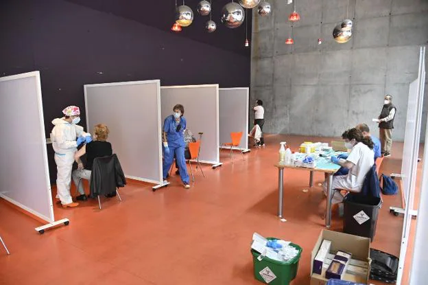 Interior del Palacio de Congresos de Badajoz convertido en centro de vacunación contra la covid-19. / HOY