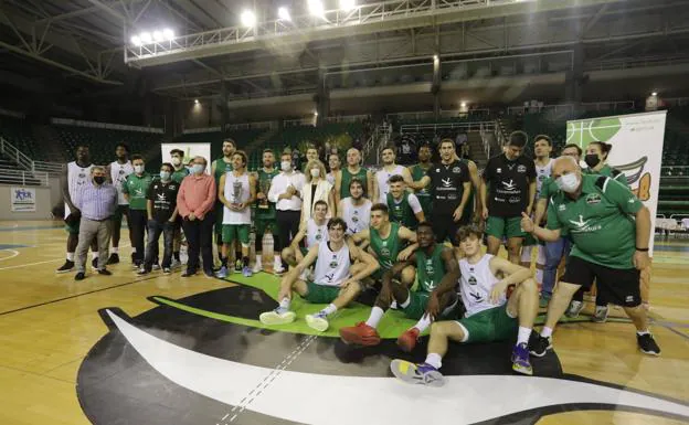 Foto de familia del Cáceres con su filial. / J. REY