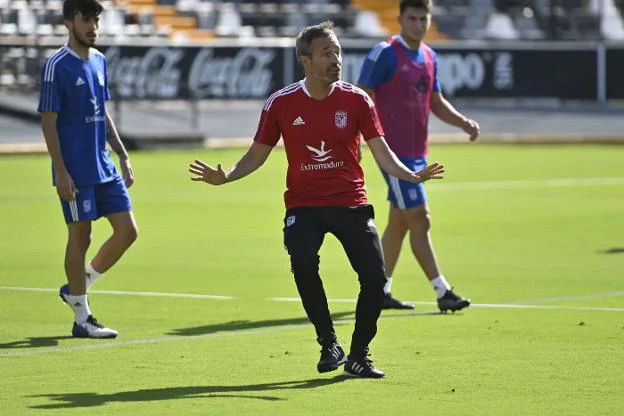 Óscar Cano durante una sesión de entrenamientos del Badajoz de esta temporada en el Nuevo Vivero. / J. V. ARNELAS