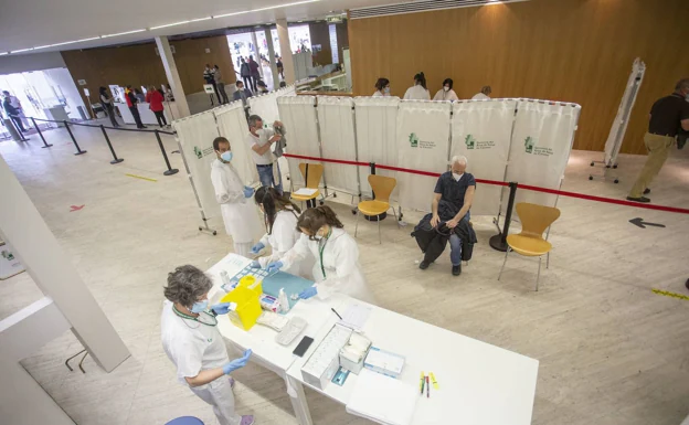 Interior del Palacio de Congresos de Cáceres, abierto para vacunaciones desde el pasado 12 de abril. /HOY