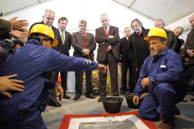 Las autoridades del momento contemplan la colocación de la primera piedra del Hospital Universitario de Cáceres el 29 de diciembre de 2006. / HOY