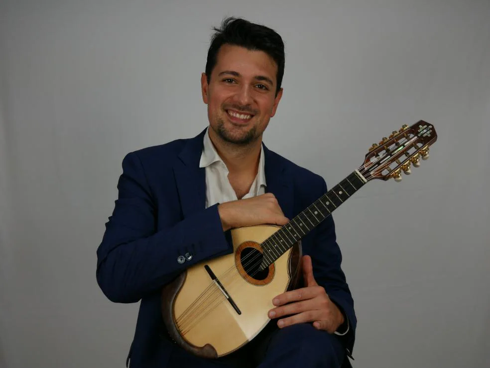 El placentino Héctor Marín con su mandolina, el instrumento que le ha valido un premio internacional. / HOY
