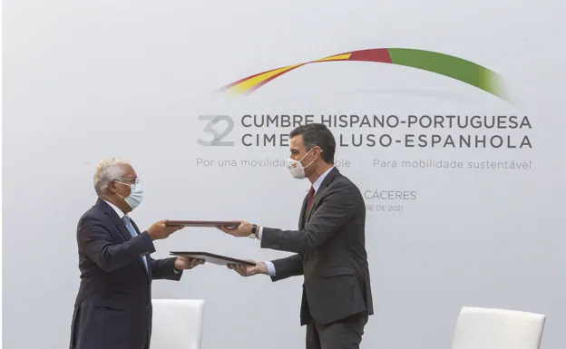 Momento de la firma de acuerdos en la cumbre de Trujillo, con el primer ministro luso, António Costa, y el presidente del Gobierno, Pedro Sánchez./Jorge rey
