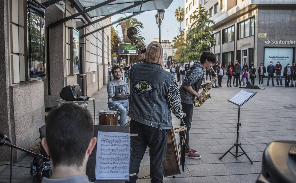 Alumnos del conservatorio tocando jazz en la calle. /PAKOPÍ