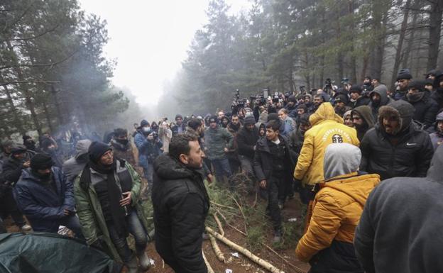Un grupo de inmigrantes espera en la frontera para entrar en la UE. /EFE