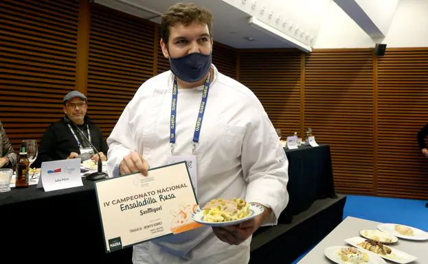 Daniuel Moreno con su ensaladilla rusa ganadora.
