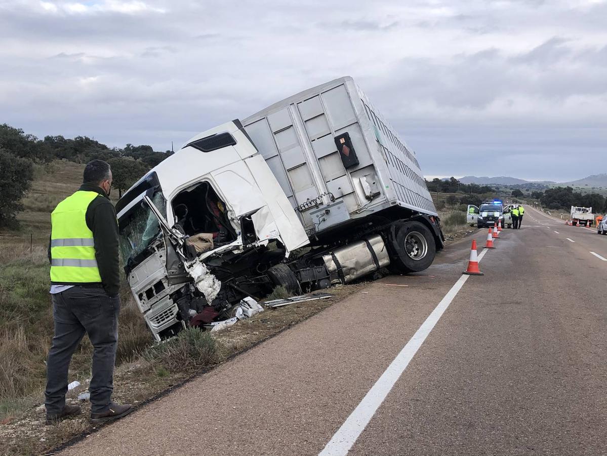 Fotos: Muere El Conductor De Una Furgoneta Tras El Choque Con Un Camión ...