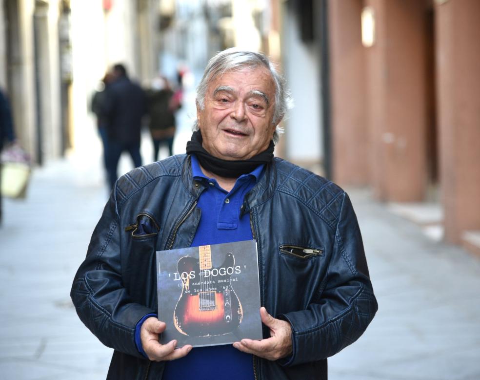Jesús Muñoz con el libro que ha escrito y en el que recoge la historia del legendario grupo placentino. / PALMA