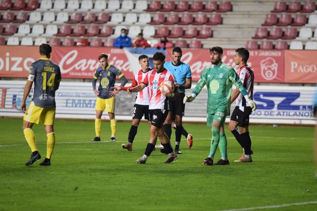 Losada, del Zamora, se dispone a colocar el balón en el punto de penalti ante el portero Gonzalo. / ADG MEDIA