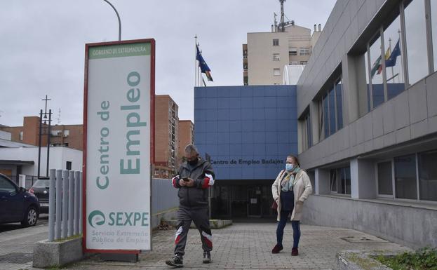 El paro baja en 1.593 personas en noviembre en Extremadura pero también cae la afiliación