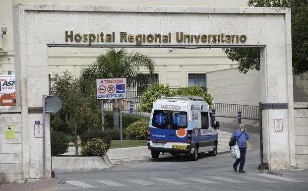 Vista del acceso principal al Hospital Regional de Málaga./r. c.