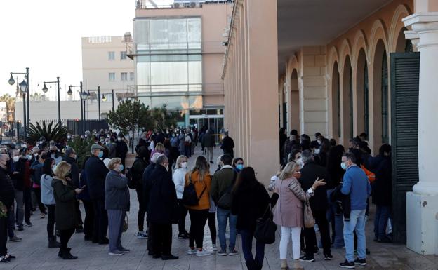 Colas para la vacunación, este lunes, en Valencia./EFE