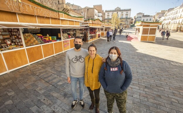 De izquierda a derecha, Cecilio Sánchez, Blanca Vilches y Sara Sierra, artesanos y vendedores locales, ayer en la Plaza Mayor. /JORGE REY