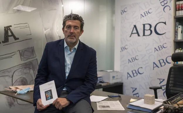 El extremeño Julián Quirós, director de ABC, con su libro de poemas 'Pérdidas y ganancias' (Ed. ArsPoetica)/Matías nieto