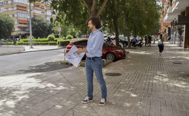 Carlos Urueña, en la plaza de los Alféreces, antes de iniciar su reforma. /HOY