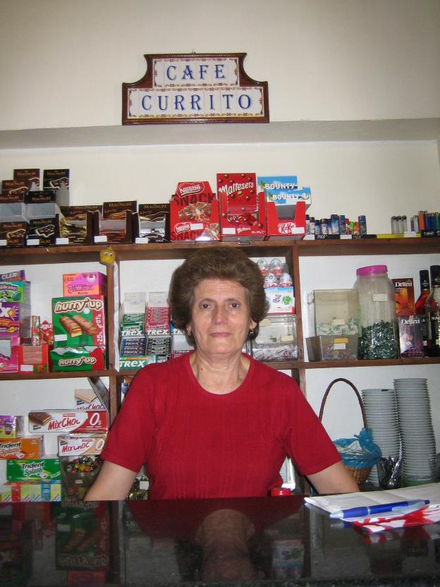 Isabel, descendiente de españoles, en su bar Currito de Barrancos. / E. R.