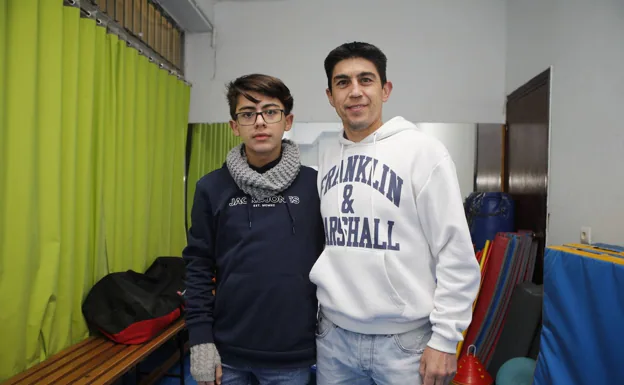 Víctor Antequera, alumno del Téllez de 14 años con altas capacidades junto a su padre, Antonio. /armando méndez