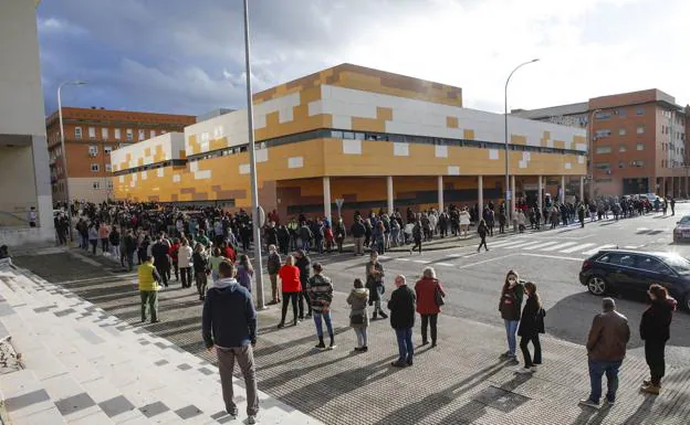 Colas para el cribado de covid que se ha estado realizando semanas atrás en Cáceres./HOY