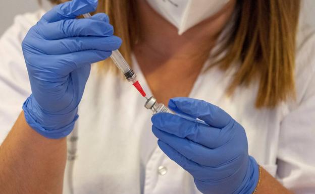 Preparación de las vacunas contra la covid-19./EFE