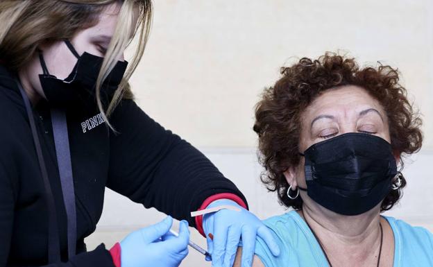 Una mujer recibe una dosis contra la covid-19 en un centro de vacunación./afp