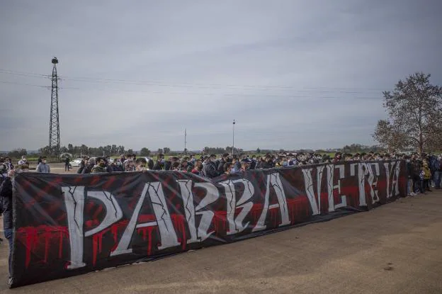 La afición del Badajoz se manifestó el sábado contra la familia Parra. / PAKOPÍ