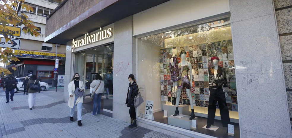 Inditex cierra en Cáceres el próximo día 25 su tienda Stradivarius de Cánovas y el 29, Massimo Dutti