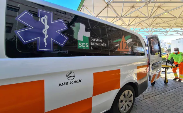 Ambulancia de la empresa Ambucoex a las puertas del servicio de urgencias del hospital de Mérida. 