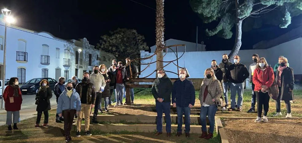 El curso de soldadura de Villafranca dona un piano de forja en el que quince alumnos han trabajado más de 600 horas