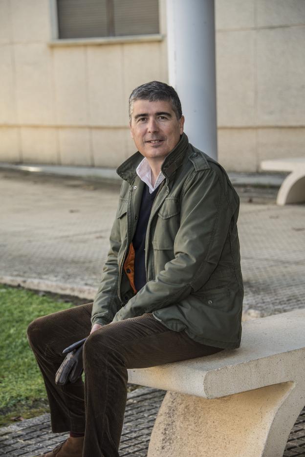 Pérez Mayo es profesor en la Facultad de Económicas de Badajoz. / PAKOPÍ