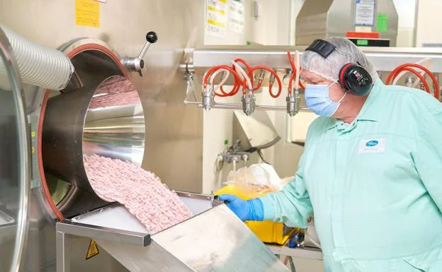 Producción de la pastilla de Pfizer en una fábrica de Friburgo (Alemania)./EFE