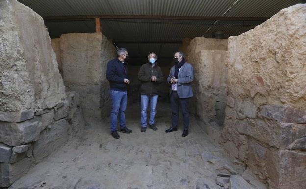 Abel González, alcalde de Guareña, junto a Celestino y España en el yacimiento tartésico. 