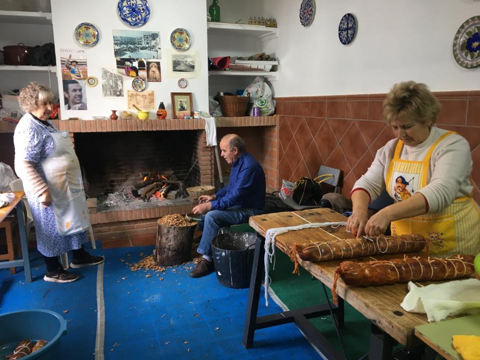 Matanza doméstica. Conchi Peguero y su familia elaborando la matanza. / G. C.