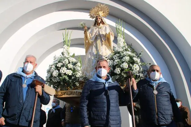 Juan Vicente Manchado (centro) junto a la Virgen de la Aurora. / S. GÓMEZ