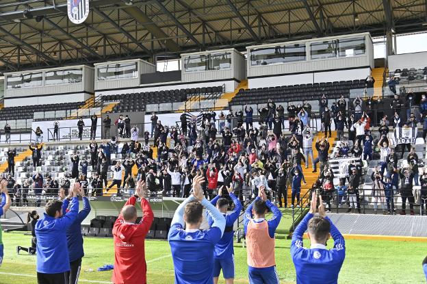 Los jugadores agradecen el apoyo a los aficionados en el entrenamiento del domingo. / J. V. ARNELAS