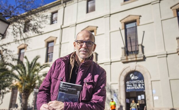 Eugenio Fuentes, que posa en el antiguo hospital de la Montaña de Cáceres, aborda en su nueva novela el embate del coronavirus. /jorge rey