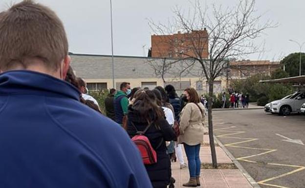 Haciendo cola el pasado viernes para vacunarse en el campus de la UEx en Badajoz. 