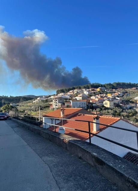 El fuego generó una gran columna de humo.  / Paco Castañares