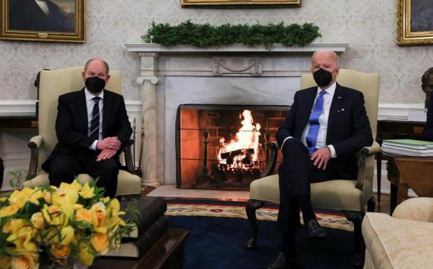 Biden convence a Scholz para sumarse a las sanciones contra Rusia