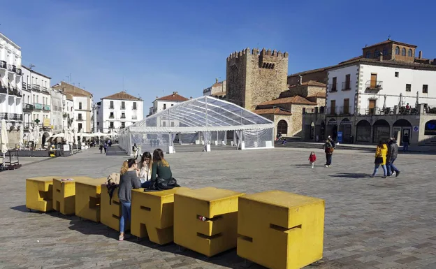 La Plaza Mayor de Cáceres con la carpa de los carnavales de 2020 montada al fondo. /HOY