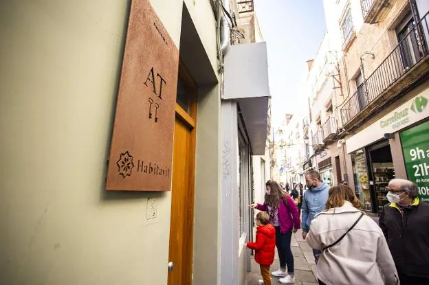 Apartamentos turísticos en la tradicional calle Pintores de Cáceres. / JORGE REY