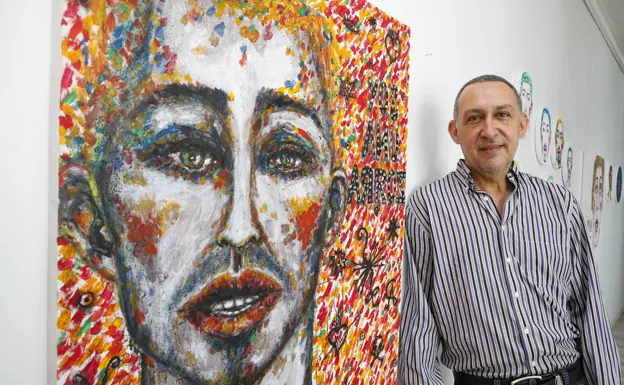 Ángel Sotomayor junto a una de sus obras. /hoy