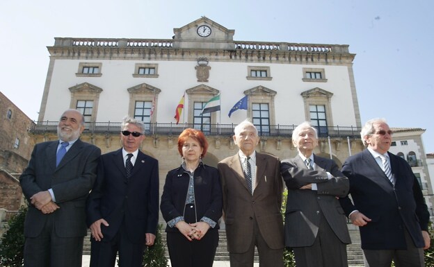 Alcaldes de la democracia en un acto oficial en 2009. De izquierda a derecha, Sánchez Polo, Domínguez Lucero. Heras, González Cascos, Iglesias Marcelo y Saponi. /HOY