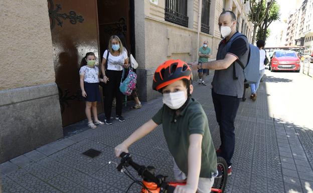 Una familia a las puertas de un colegio en Bilbao./luis ángel gómez